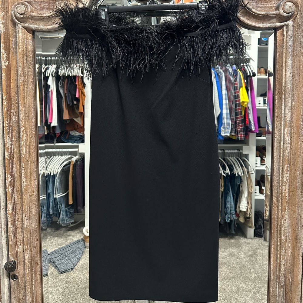 VINCE CAMUTO New with no Tags SZ Small
Feather Off-The-Shoulder Dress BLACK